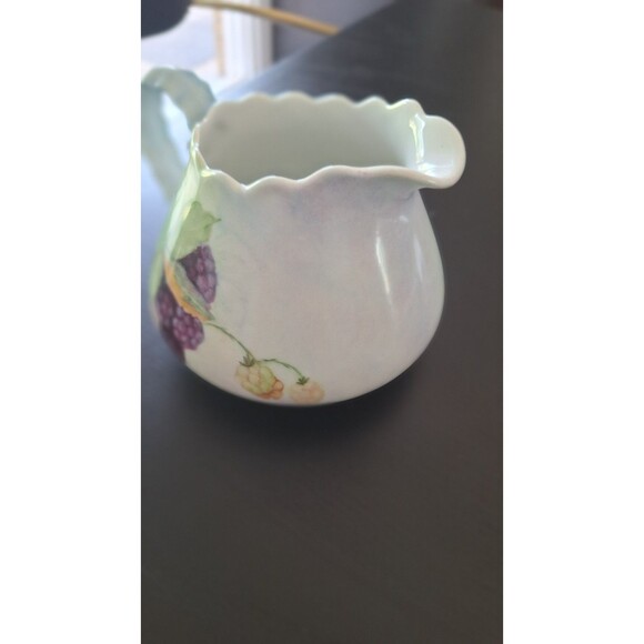 Vtg 1976‎ Small Scalloped Creamer Pitcher Blackberry Signed - Picture 9 of 9